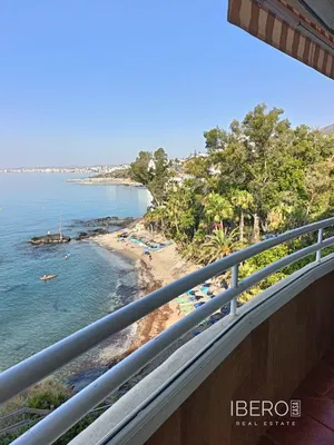 Obývací pokoj; dřevěná podlaha, přirozené světlo, moderní styl, vysoké stropy