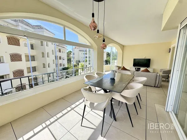 غرفة معيشة; أرضية خشبية, ضوء طبيعي, أسلوب عصري, أسقف عالية