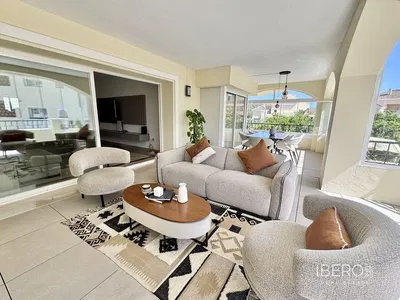 غرفة معيشة; أرضية خشبية, ضوء طبيعي, أسلوب عصري, أسقف عالية