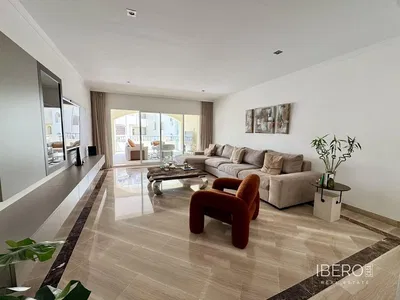 غرفة معيشة; أرضية خشبية, ضوء طبيعي, أسلوب عصري, أسقف عالية