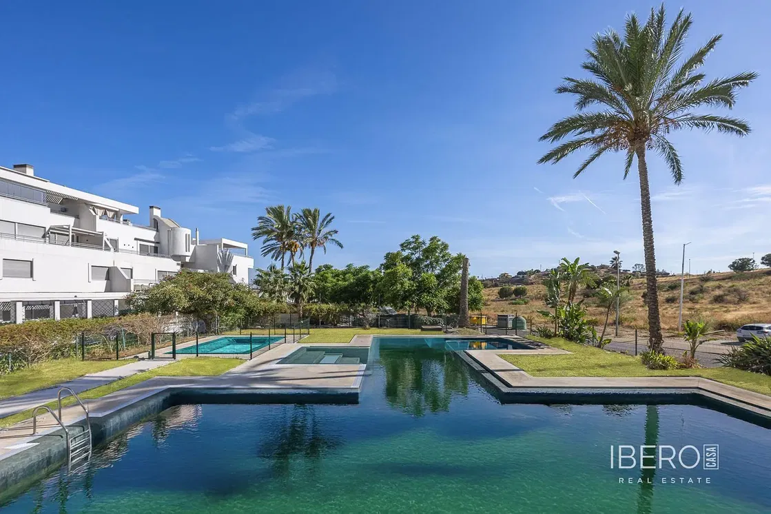 Wohnzimmer; holzboden, tageslicht, moderner stil, hohe decken