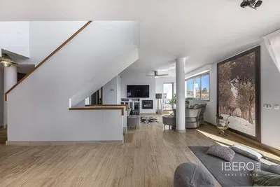 غرفة معيشة; أرضية خشبية, ضوء طبيعي, أسلوب عصري, أسقف عالية