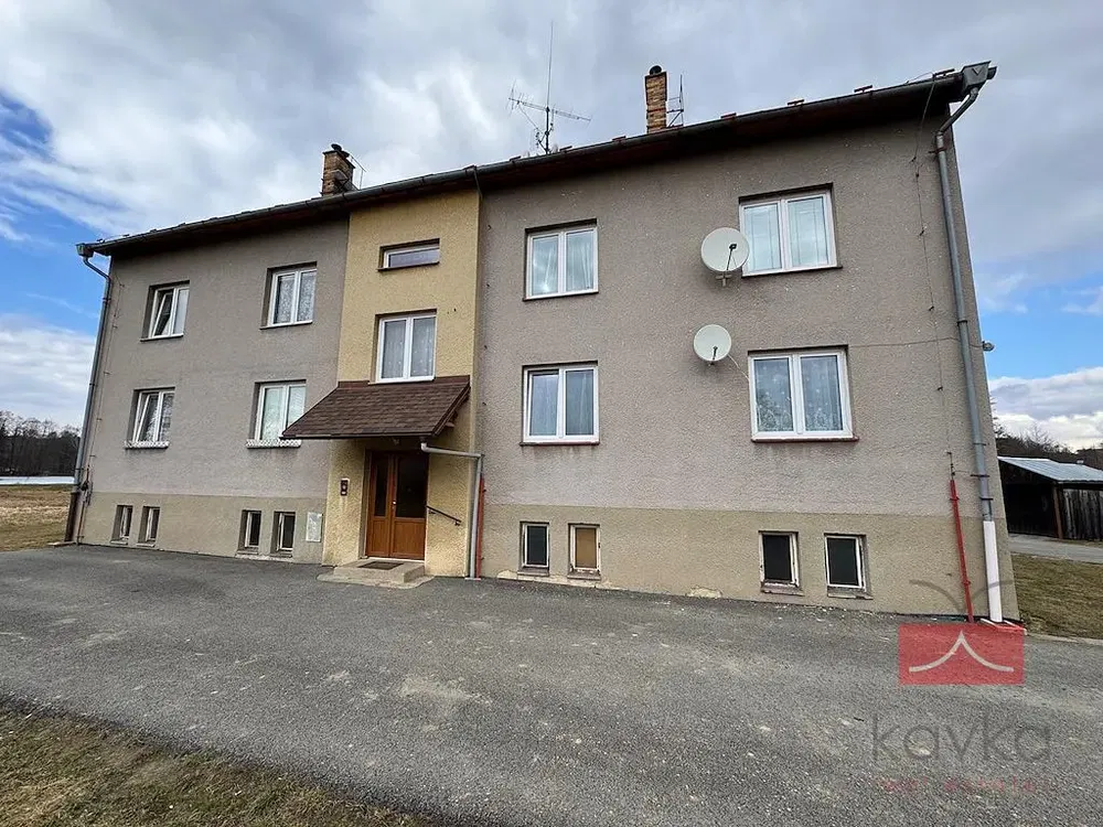 Σαλόνι; ξύλινο πάτωμα, φυσικό φως, μοντέρνο στυλ, ψηλά ταβάνια