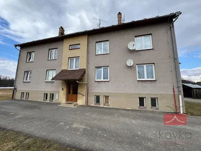 Σαλόνι; ξύλινο πάτωμα, φυσικό φως, μοντέρνο στυλ, ψηλά ταβάνια