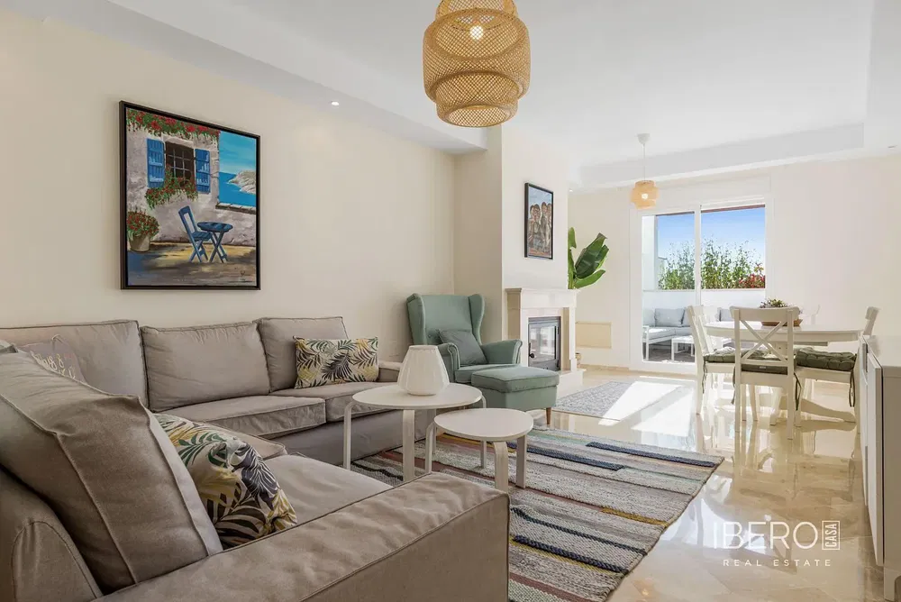 غرفة معيشة; أرضية خشبية, ضوء طبيعي, أسلوب عصري, أسقف عالية