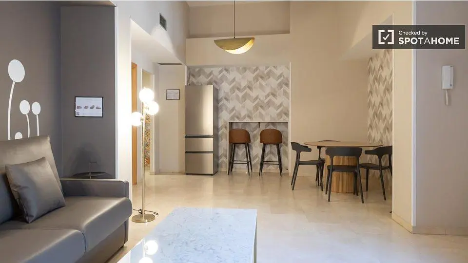 Keuken; keukenapparatuur, houten vloer, natuurlijk licht, moderne stijl, gerenoveerd