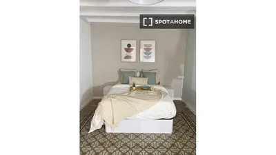 Salon; parquet, lumière naturelle, style moderne, hauteur sous plafond