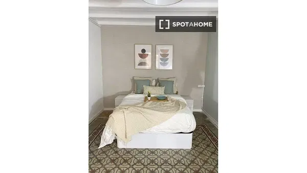 Soggiorno; pavimento in legno, luce naturale, stile moderno, soffitti alti