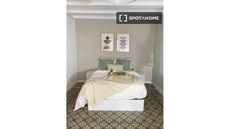 Σαλόνι; ξύλινο πάτωμα, φυσικό φως, μοντέρνο στυλ, ψηλά ταβάνια