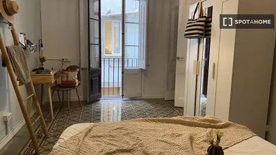 Salon; parquet, lumière naturelle, style moderne, hauteur sous plafond