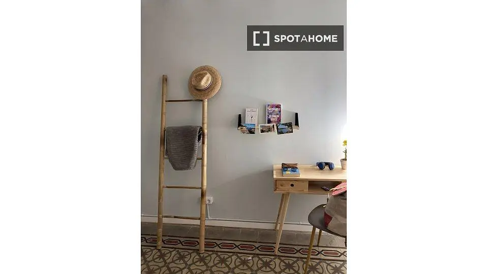 Salon; parquet, lumière naturelle, style moderne, hauteur sous plafond