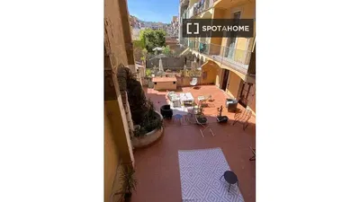 Woonkamer; houten vloer, natuurlijk licht, moderne stijl, hoge plafonds