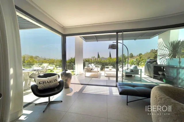 Obývací pokoj; dřevěná podlaha, přirozené světlo, moderní styl, vysoké stropy