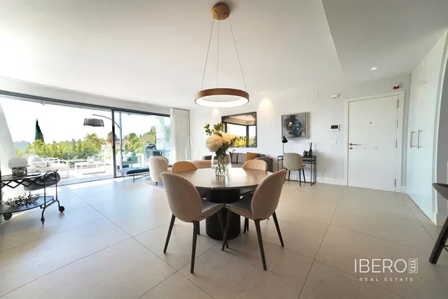 Obývací pokoj; dřevěná podlaha, přirozené světlo, moderní styl, vysoké stropy