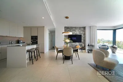 غرفة معيشة; أرضية خشبية, ضوء طبيعي, أسلوب عصري, أسقف عالية