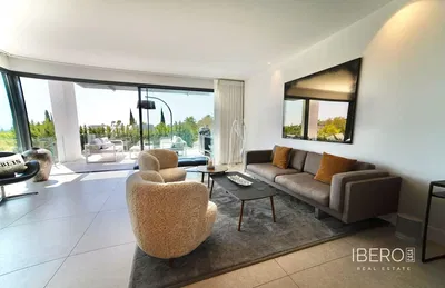 غرفة معيشة; أرضية خشبية, ضوء طبيعي, أسلوب عصري, أسقف عالية