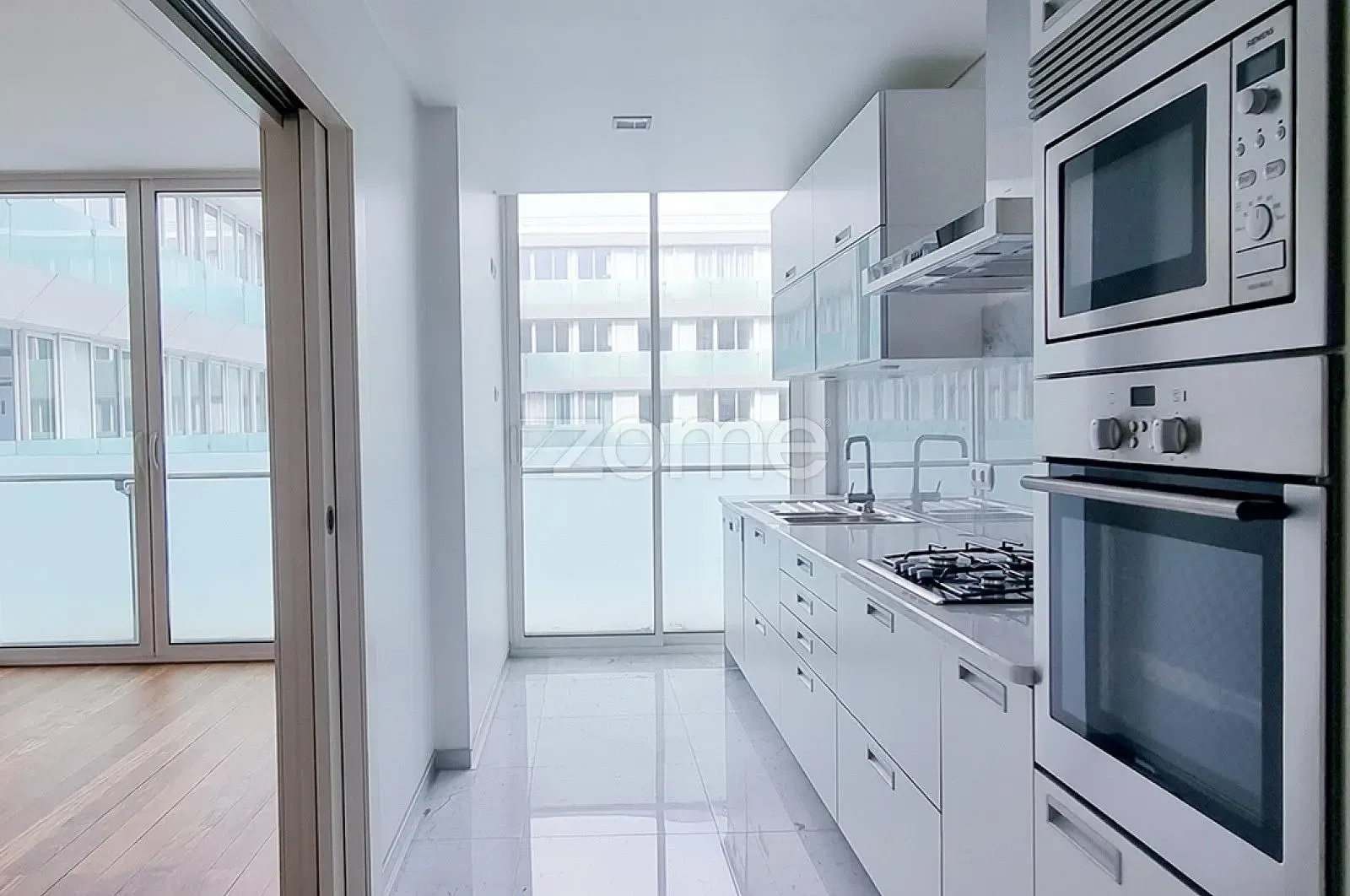 غرفة معيشة; أرضية خشبية, ضوء طبيعي, أسلوب عصري, أسقف عالية