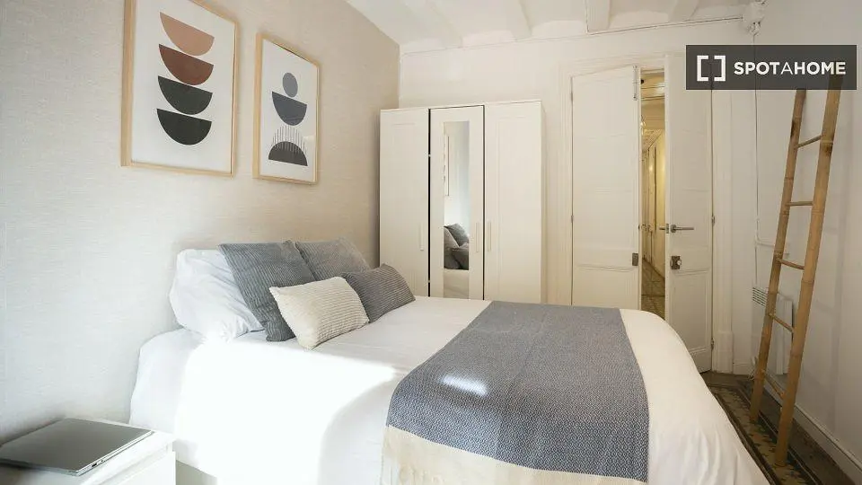 Woonkamer; houten vloer, natuurlijk licht, moderne stijl, hoge plafonds