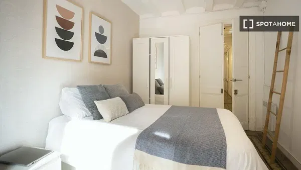 Soggiorno; pavimento in legno, luce naturale, stile moderno, soffitti alti