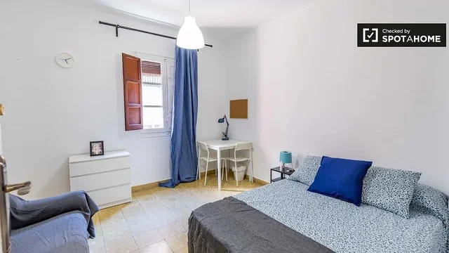 Σαλόνι; ξύλινο πάτωμα, φυσικό φως, μοντέρνο στυλ, ψηλά ταβάνια