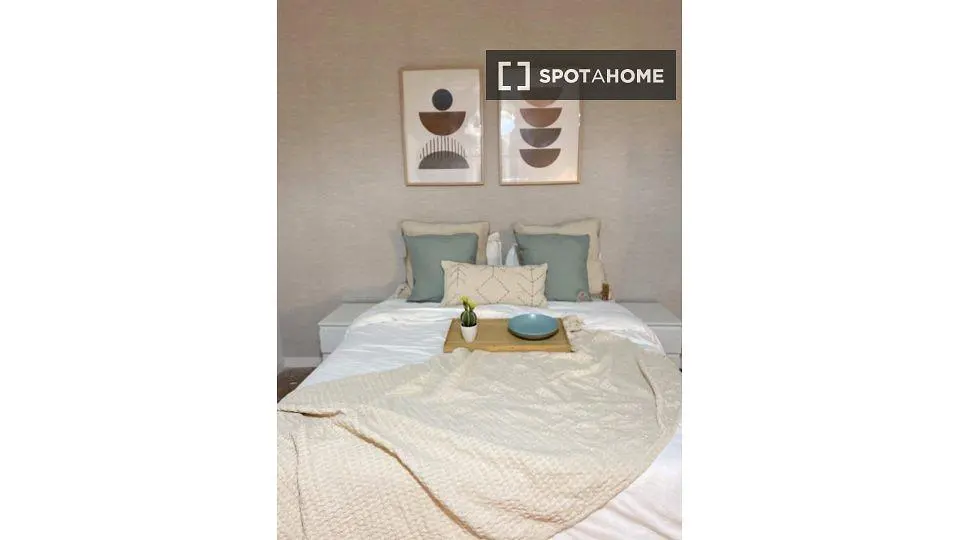 Woonkamer; houten vloer, natuurlijk licht, moderne stijl, hoge plafonds