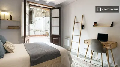 Keuken; keukenapparatuur, houten vloer, natuurlijk licht, moderne stijl, gerenoveerd