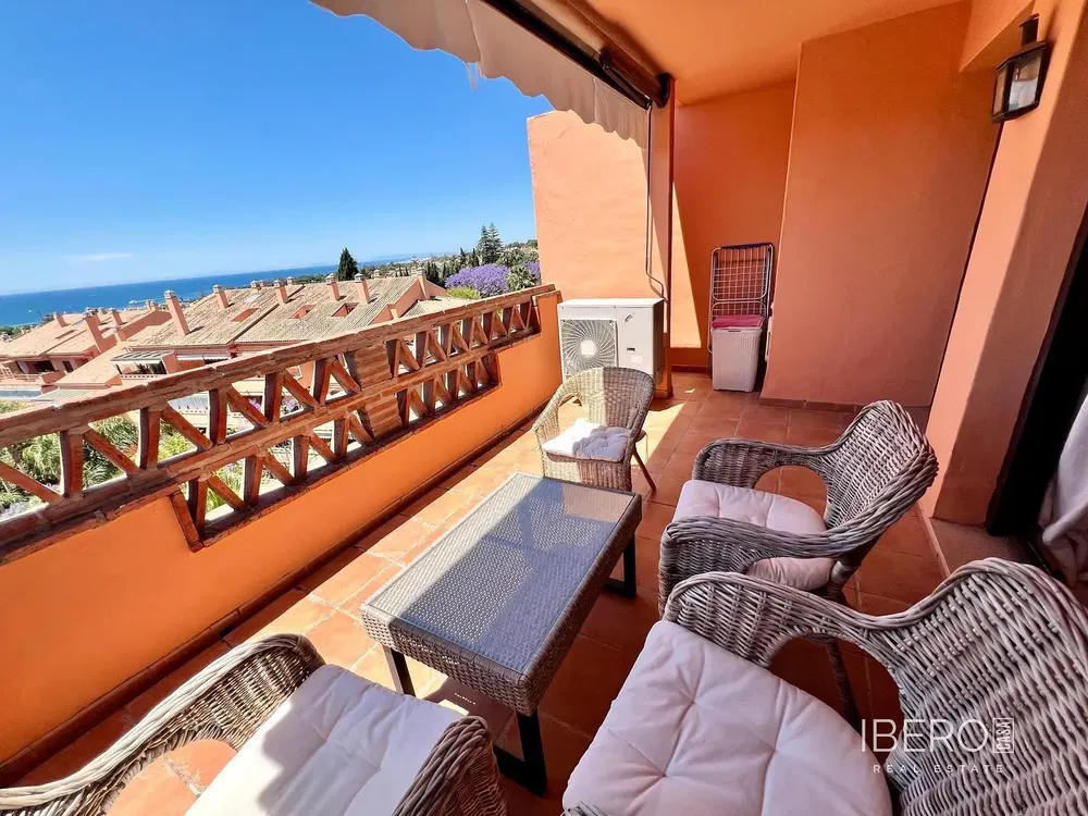 Salón; suelo de madera, luz natural, estilo moderno, techos altos