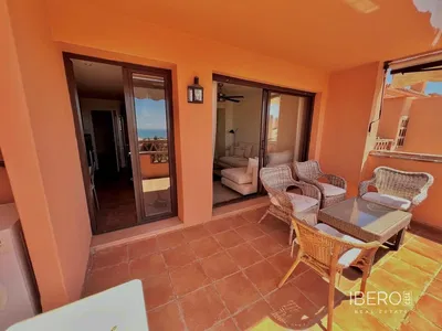 Salón; suelo de madera, luz natural, estilo moderno, techos altos