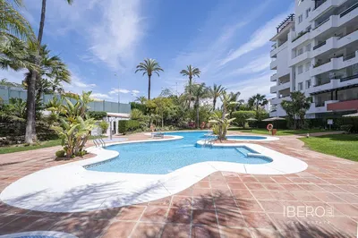 Woonkamer; houten vloer, natuurlijk licht, moderne stijl, hoge plafonds