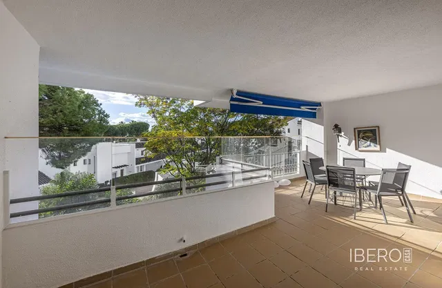 Soggiorno; pavimento in legno, luce naturale, stile moderno, soffitti alti