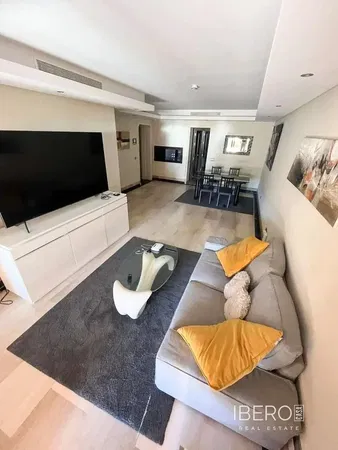 Woonkamer; houten vloer, natuurlijk licht, moderne stijl, hoge plafonds