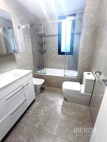 Soggiorno; pavimento in legno, luce naturale, stile moderno, soffitti alti