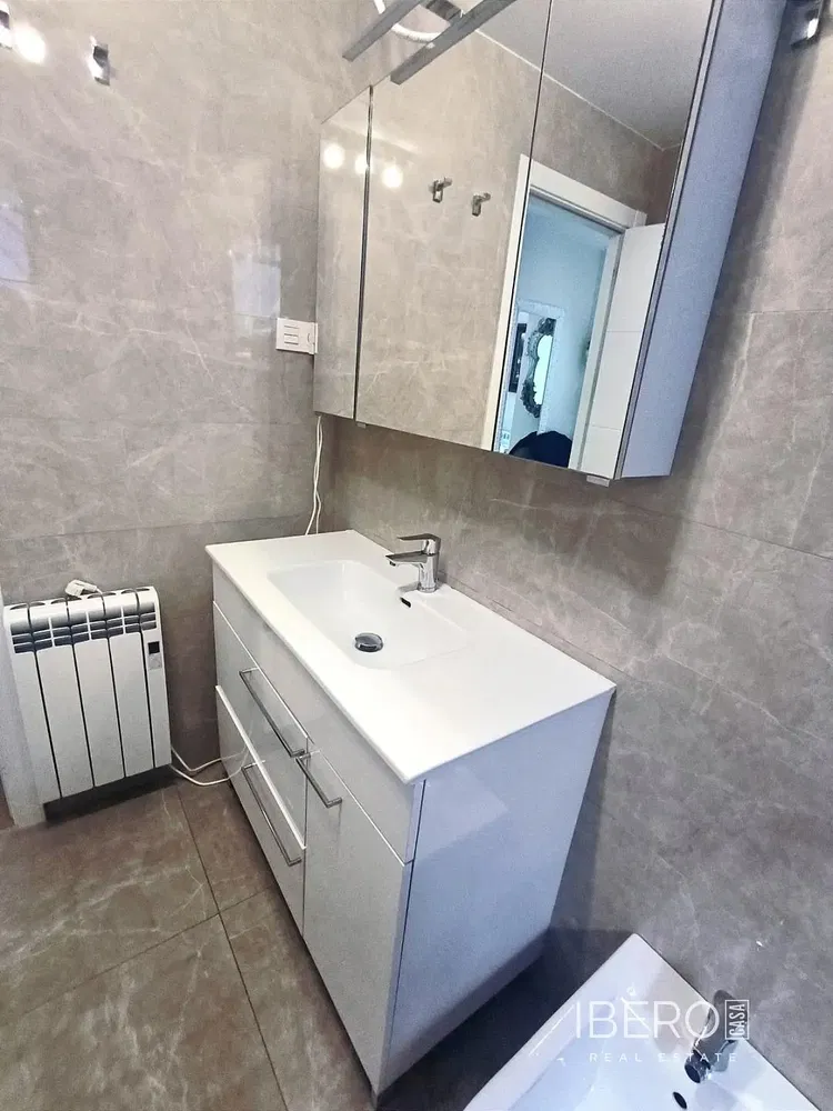 Woonkamer; houten vloer, natuurlijk licht, moderne stijl, hoge plafonds