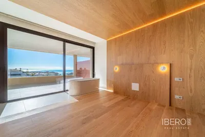 Woonkamer; houten vloer, natuurlijk licht, moderne stijl, hoge plafonds