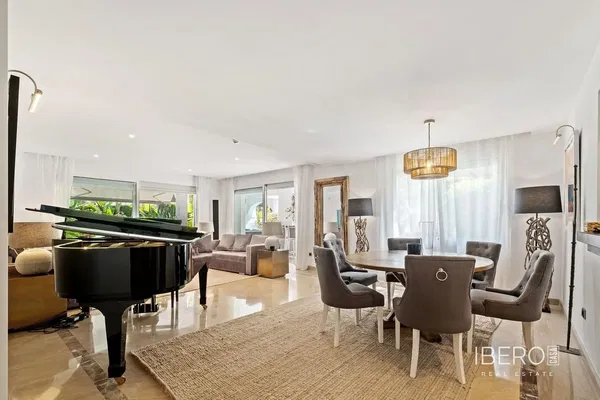 Badkamer; tegelvloer, natuurlijk licht, gerenoveerd