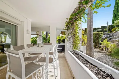 Woonkamer; houten vloer, natuurlijk licht, moderne stijl, hoge plafonds