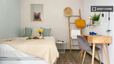 Obývací pokoj; dřevěná podlaha, přirozené světlo, moderní styl, vysoké stropy