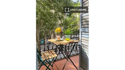 Keuken; keukenapparatuur, houten vloer, natuurlijk licht, moderne stijl, gerenoveerd