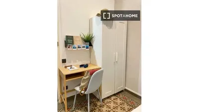 Woonkamer; houten vloer, natuurlijk licht, moderne stijl, hoge plafonds