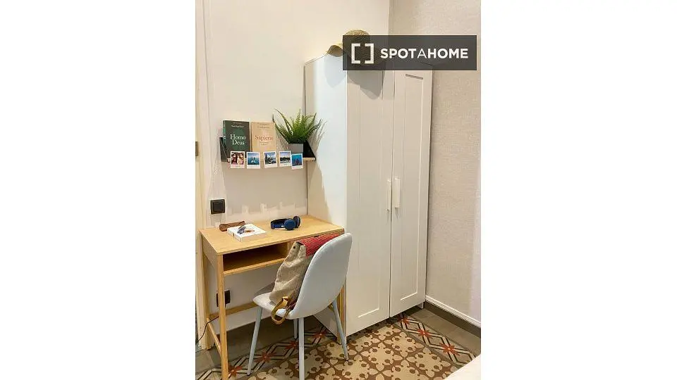 Obývací pokoj; dřevěná podlaha, přirozené světlo, moderní styl, vysoké stropy