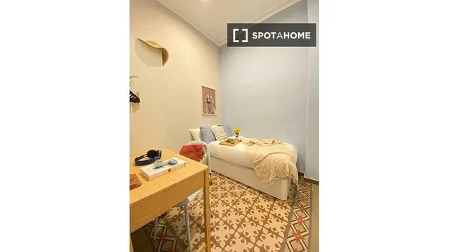 Salón; suelo de madera, luz natural, estilo moderno, techos altos