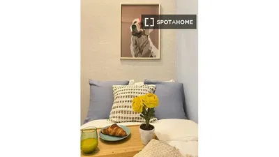 Kuchyně; kuchyňské spotřebiče, dřevěná podlaha, přirozené světlo, moderní styl, po rekonstrukci