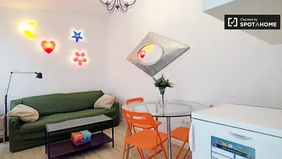 Living room; wood floor, natural light, modern style, high ceiling