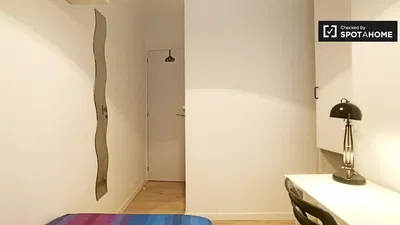 Oturma odası; ahşap zemin, doğal ışık, modern stil, yüksek tavan