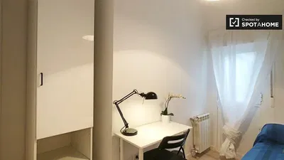 Woonkamer; houten vloer, natuurlijk licht, moderne stijl, hoge plafonds