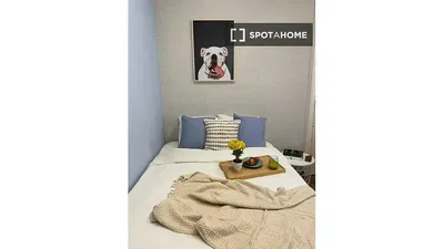 Woonkamer; houten vloer, natuurlijk licht, moderne stijl, hoge plafonds