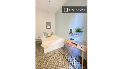 Kuhinja; kućanski aparati, drveni pod, prirodna svjetlost, moderan stil, renoviran