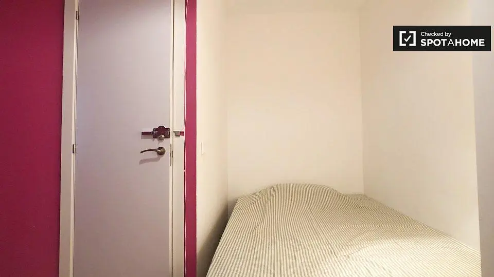 Salon; parquet, lumière naturelle, style moderne, hauteur sous plafond