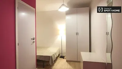 Σαλόνι; ξύλινο πάτωμα, φυσικό φως, μοντέρνο στυλ, ψηλά ταβάνια