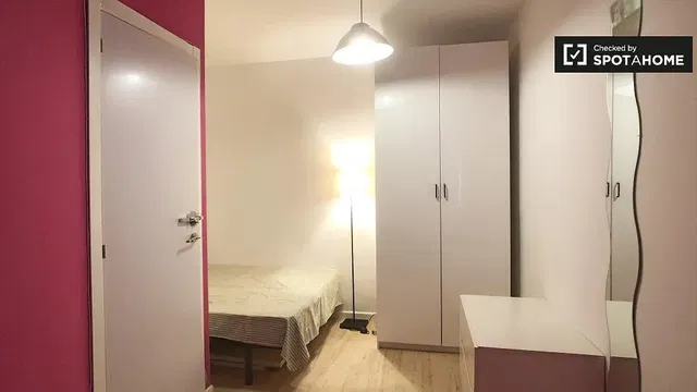 Soggiorno; pavimento in legno, luce naturale, stile moderno, soffitti alti